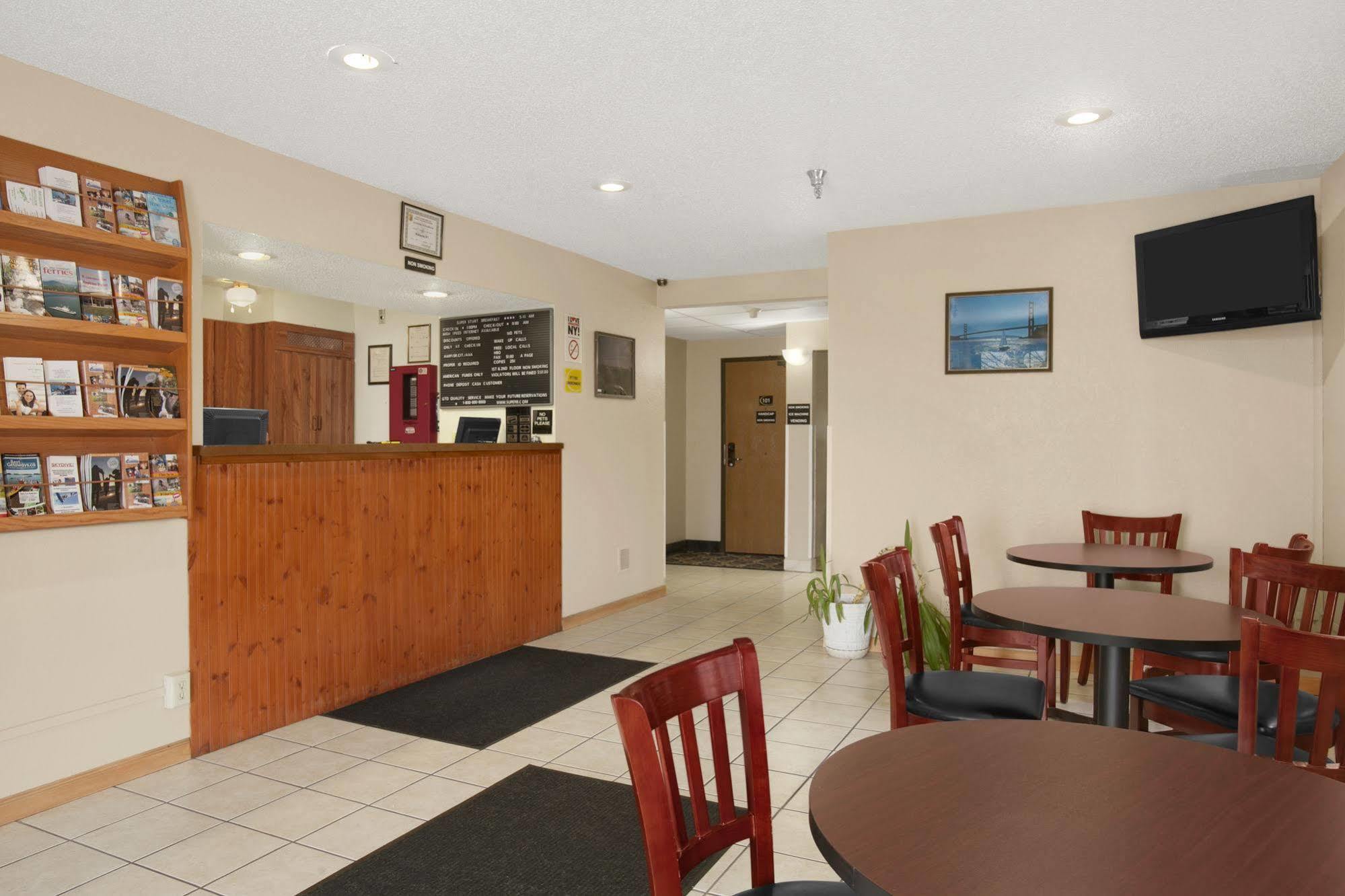 Super 8 By Wyndham Massena Ny Motel Exterior foto